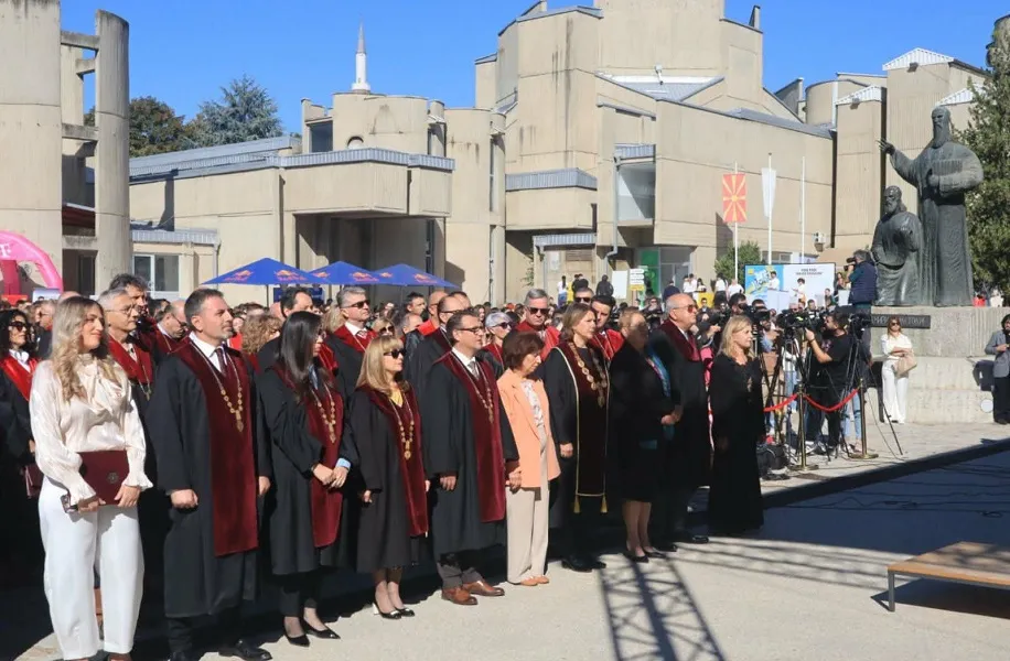 Околу 13.800 бруцоши ја почнаа годината, а Мицкоски веќе им порача: „Каде и да одите, вратете се дома“