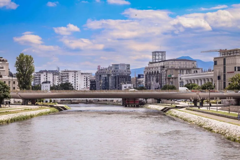 Македонија е најевтината земја во Европа, а според една споредба Скопје е финансиски потешко за живот од Париз: просечната плата е 48.499 денари, синдикалната кошница 69.432 денари