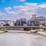 Македонија е најевтината земја во Европа, а според една споредба Скопје е финансиски потешко за живот од Париз: просечната плата е 48.499 денари, синдикалната кошница 69.432 денари