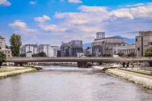Македонија е најевтината земја во Европа, а според една споредба Скопје е финансиски потешко за живот од Париз: просечната плата е 48.499 денари, синдикалната кошница 69.432 денари