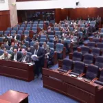 Две единици и надвор: Собранието го воведе отказот по сила на закон за административците, но кој ќе ги пишува оценките?