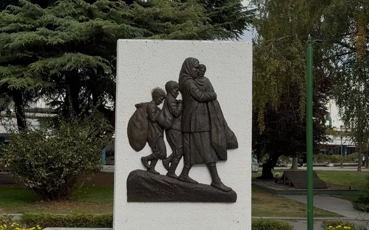 Споменикот на децата бегалци повторно ја доби плочата: со години стоеше оголен, на неколку чекори од Собранието