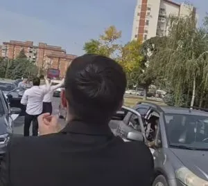 Сватови го блокираа булеварот „Јане Сандански“ во Аеродром: четворица возачи казнети, колку - МВР не кажува