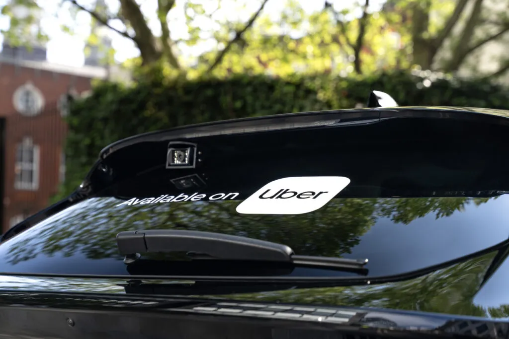 Uber им го даде ChatGPT на сите 30.000 вработени: цената не ја кажува, а планот е тимовите „да експериментираат“