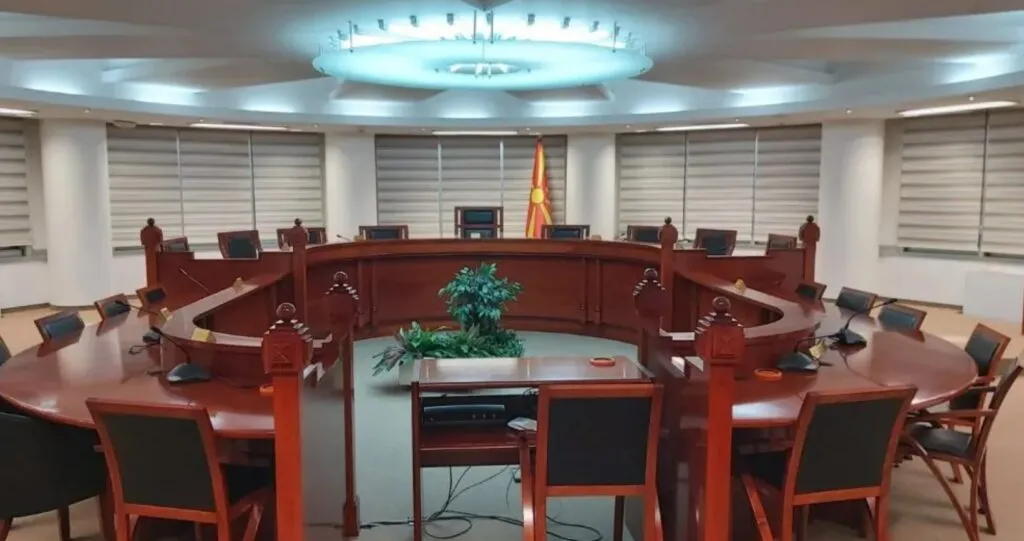 Уставниот суд: Резолуцијата против нелегалната миграција е само политичка декларација - додека Мицкоски зборува за над 100.000 странски работници