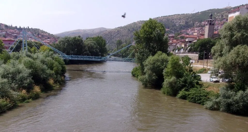 Вардар во Велес не е ни за капење: нитрити, петта класа по амонијак и траги од непречистена канализација