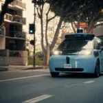 Waymo за прв пат се задолжува: 5 милијарди долари кредит за роботаксијата, додека две американски агенции ги истражуваат поради училишните автобуси