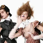 Џон Галијано ја лансираше првата колекција за Zara: наполеонската јакна е трендот на есента, а ланецот ја продаваше и пред него од 49,95 евра
